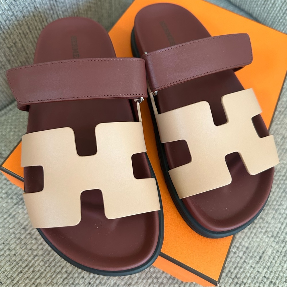 Size 37EU NIB HERMÈS Beige Perlino/ Rouge H Calfskin Women’s Chypre Sandals
